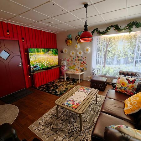 Relax & Recharge - A Unique Suite With A Touch Of Luxury - Hot Tub And Sauna Inspired Decor #Not A Real Sauna# Easy City Access - Direct Train 15 Min To City Хелзинки Екстериор снимка