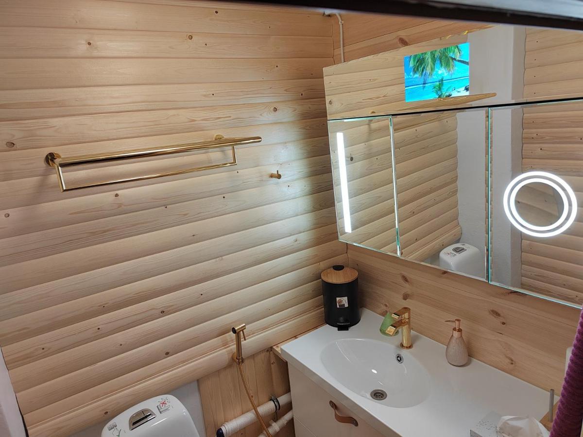 Relax & Recharge - A Unique Suite With A Touch Of Luxury - Hot Tub And Sauna Inspired Decor #Not A Real Sauna# Easy City Access - Direct Train 15 Min To City Хелзинки Екстериор снимка