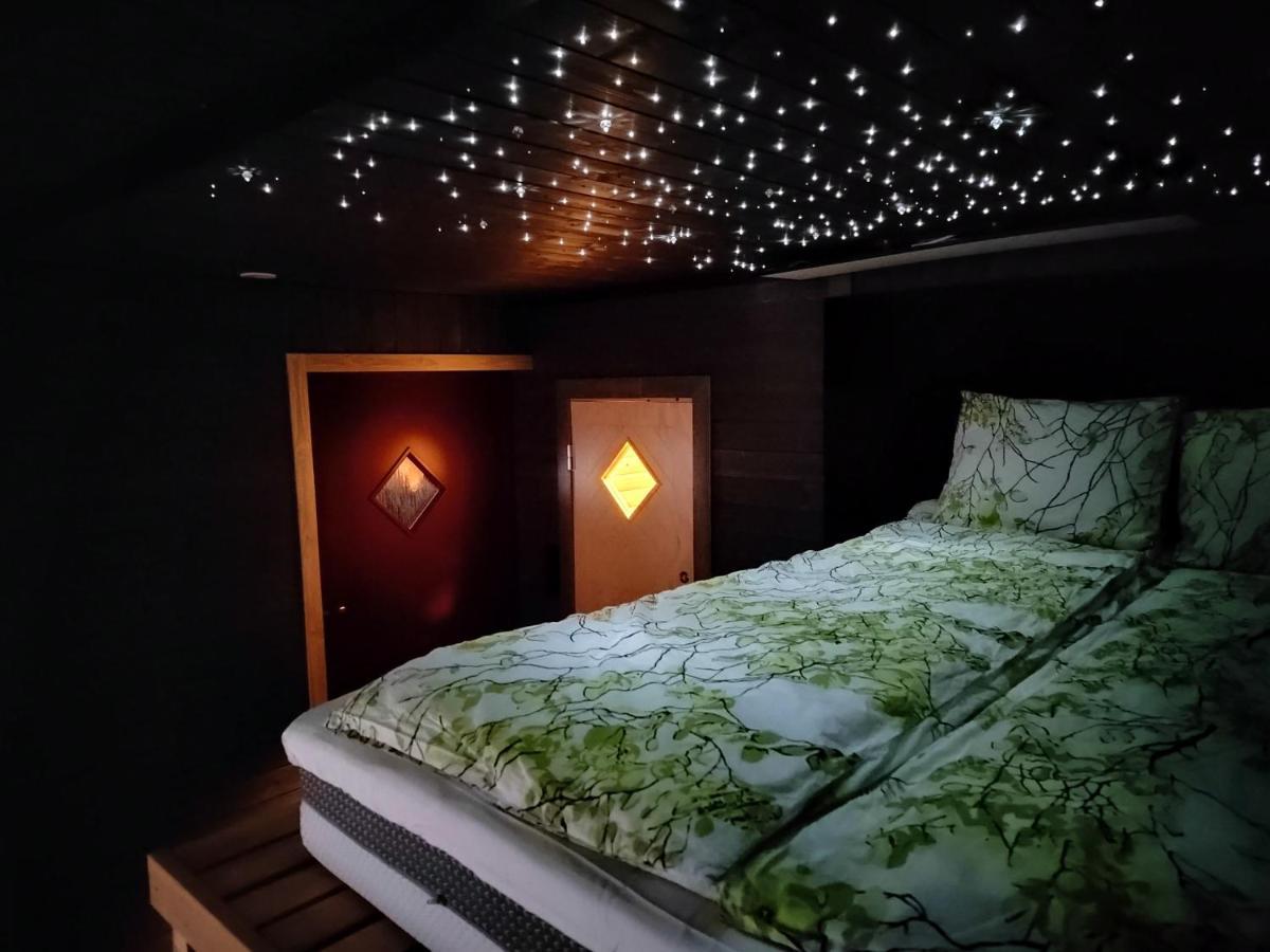 Relax & Recharge - A Unique Suite With A Touch Of Luxury - Hot Tub And Sauna Inspired Decor #Not A Real Sauna# Easy City Access - Direct Train 15 Min To City Хелзинки Екстериор снимка
