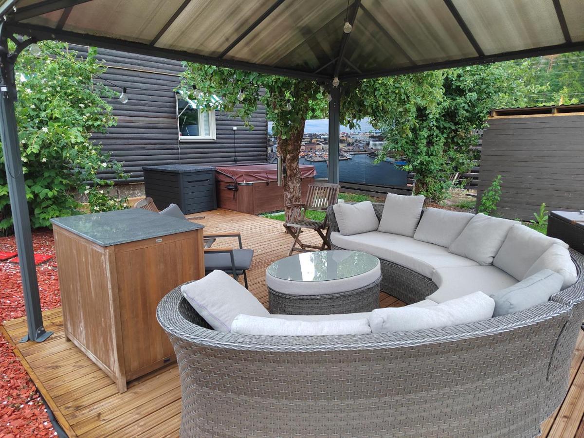 Relax & Recharge - A Unique Suite With A Touch Of Luxury - Hot Tub And Sauna Inspired Decor #Not A Real Sauna# Easy City Access - Direct Train 15 Min To City Хелзинки Екстериор снимка