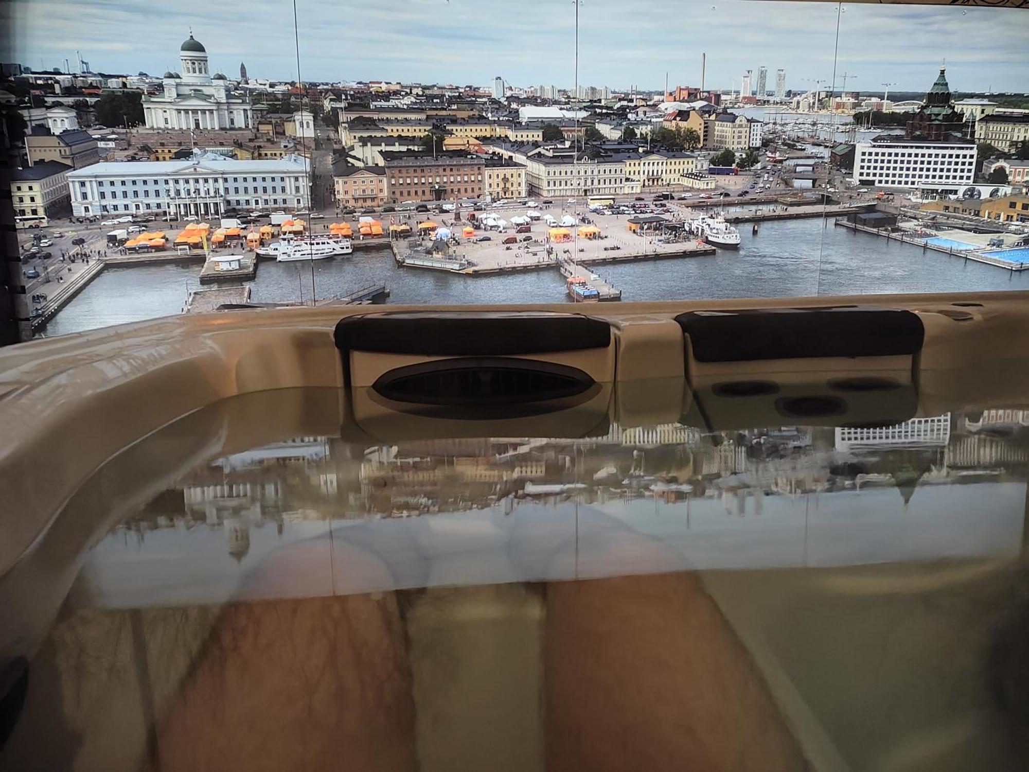 Relax & Recharge - A Unique Suite With A Touch Of Luxury - Hot Tub And Sauna Inspired Decor #Not A Real Sauna# Easy City Access - Direct Train 15 Min To City Хелзинки Екстериор снимка