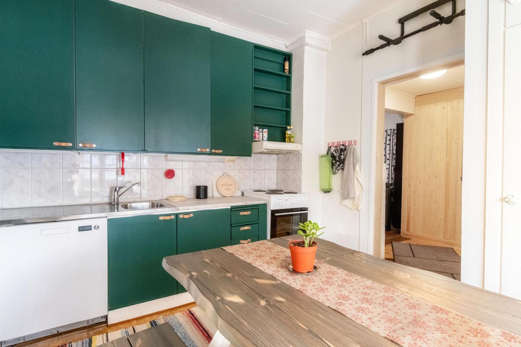 Relax & Recharge - A Unique Suite With A Touch Of Luxury - Hot Tub And Sauna Inspired Decor #Not A Real Sauna# Easy City Access - Direct Train 15 Min To City Хелзинки Екстериор снимка