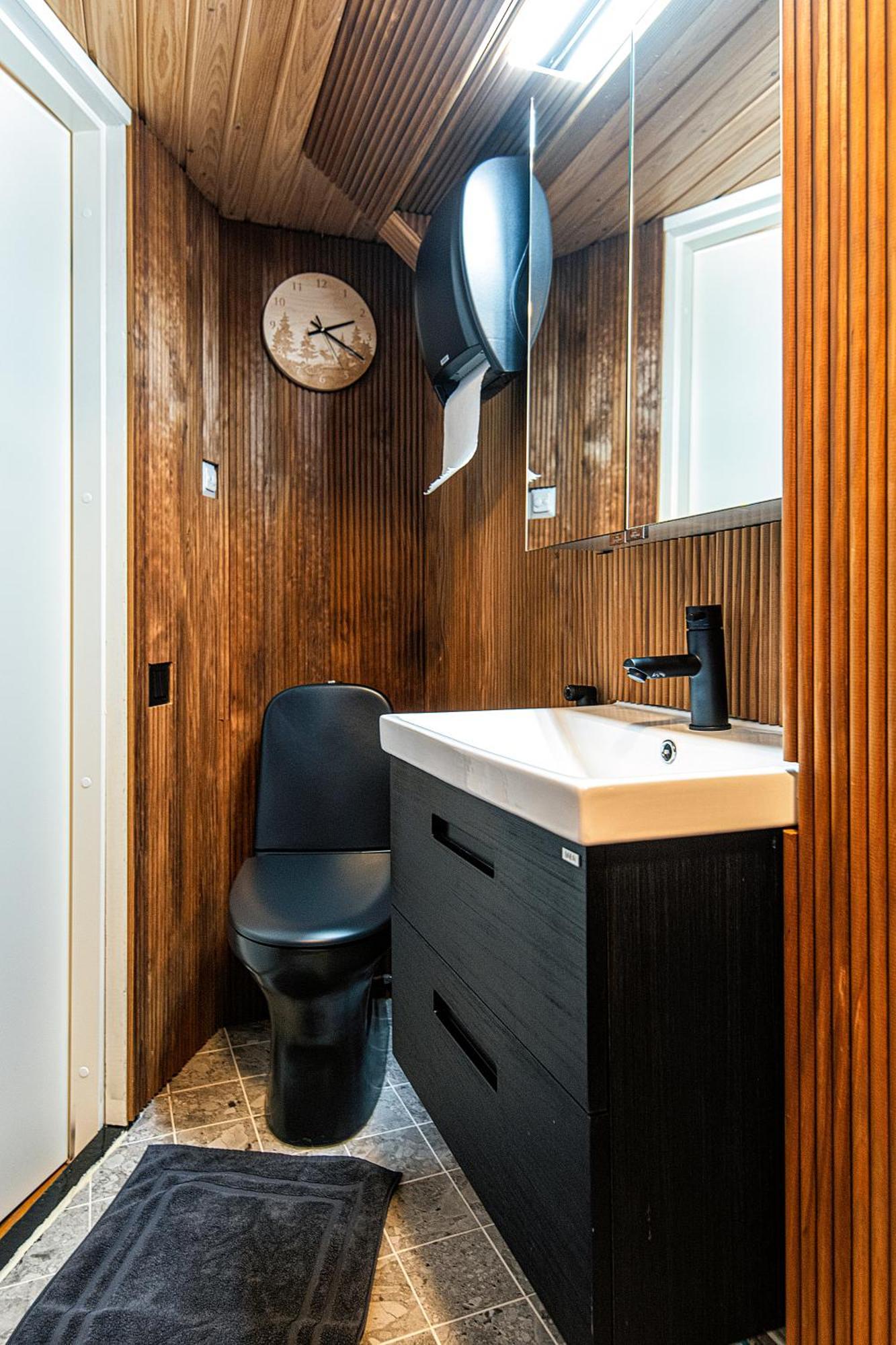 Relax & Recharge - A Unique Suite With A Touch Of Luxury - Hot Tub And Sauna Inspired Decor #Not A Real Sauna# Easy City Access - Direct Train 15 Min To City Хелзинки Екстериор снимка